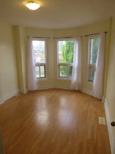 LARGE DOWNTOWN - 3 BEDROOMS Image# 1