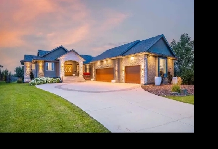 Custom-Built 6bdrm Family Paradise in East St. Paul! Image# 1