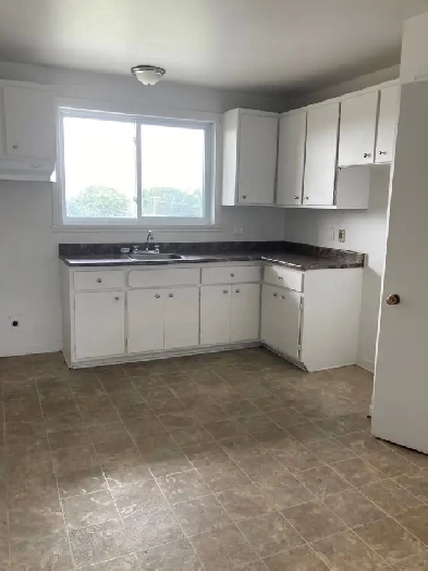 TOUT INCLUS! 4 1/2 RÉNOVÉ à Ste-Foy Disponible pour 1er Nov Image# 1