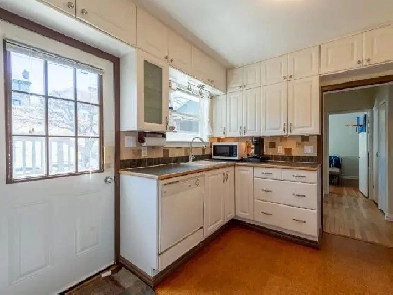 Upper Suite downtown Kamloops, 2 bed 1 bath. Image# 4