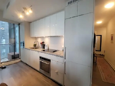 Luxury 2 Bed   2 Bath   Den | High Floor | CN Tower & Lake View Image# 1