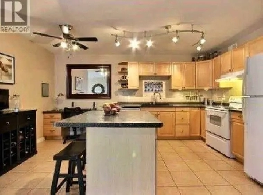 Beautiful south Windsor 3 beds unit garage laundry fenced yard Image# 1