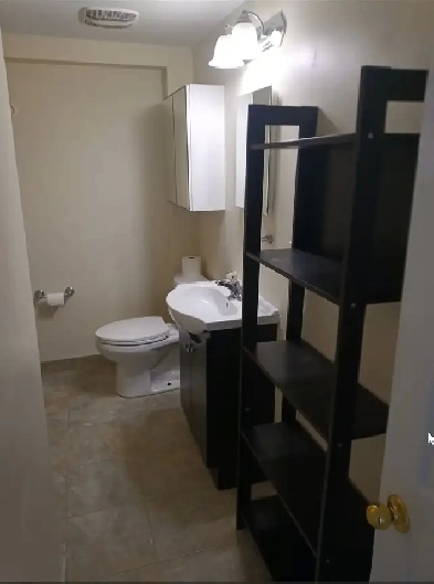 2 bedrm, walk-in basement, sep. entrance, all incl, 1 parking Image# 1