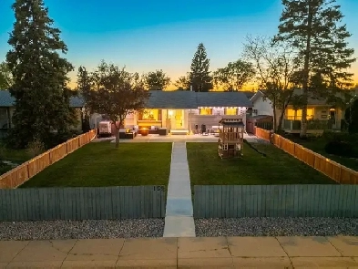 Bungalow in Rundle! Oversized Lot   Garage, 4 Bed 2 Bath Image# 8