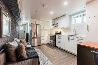 Furnished 1 Bedroom   Den  – Mississauga square one Image# 1