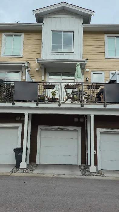 3 Bed, 2.5 Bath Townhome in South Surrey – Nov Move-In Image# 6