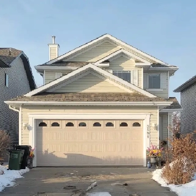 Beautiful 4-Bedroom House in MacEwan – Finished Basement for S Image# 7