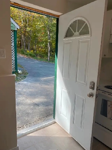 Spacious 2 bed   den house for rent including all utilities Image# 1