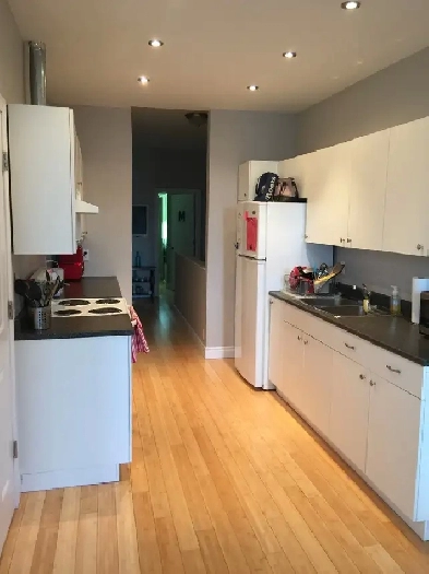 Clean Bright 2nd Floor 2 Bedroom Image# 1