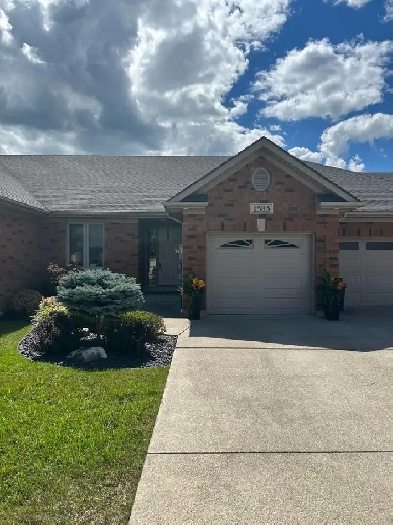 Beautiful LaSalle townhome in desired area! Image# 3
