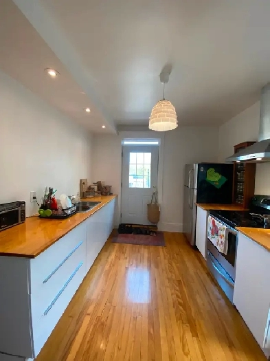 Exclusive bright and spacious modern apt facing Victoria Park Image# 1