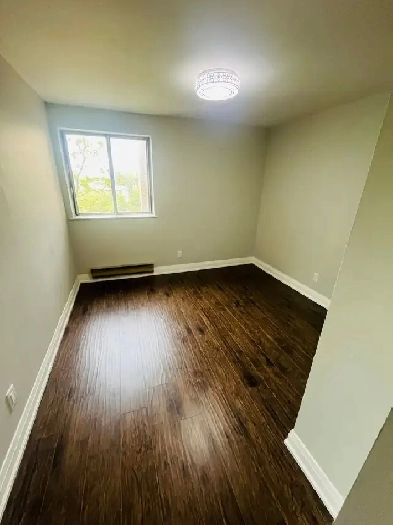 SHARING ROOM AVAILABLE FOR BOYS NEAR SQUARE ONE ,MISSISSUAGA Image# 1