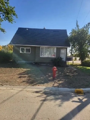 Fixer-upper for sale - 4 Bed 1 Bath - Eston, SK Image# 4