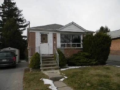 4-bedroom2-bathroom on the Main floor Apartment-South Etobicoke Image# 1