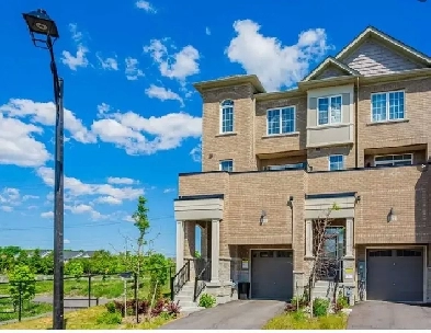 4 BR, 4 Washroom Town house for rent in Yonge and Davis road Image# 1