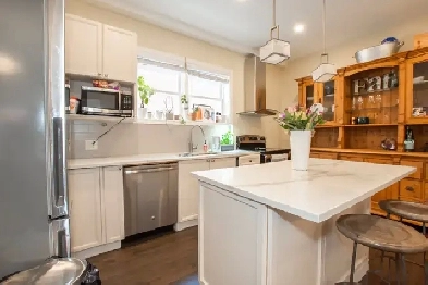 ALL INCLUSIVE 2 BEDROOM MAIN UNIT IN HAMILTON! Image# 1