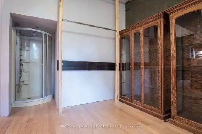 Luxurious work/live mid-town Bach. Studio- steps to Subway Image# 1