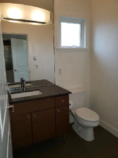 1 bedroom in a 2 bedroom penthouse Condo, close to University Image# 2