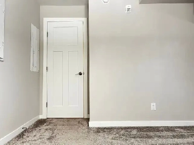 Stylish 2-Bedroom Corner Condo Minutes from U of M – Move-In Rea Image# 1