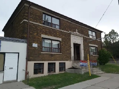 BLOOR WEST! STEPS TO JANE TTC ! TOP FLOOR!  $2050  PLUS HYDRO! Image# 1