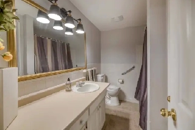 Rent 4 Bedroom Furnished House, Finished Basement, Washer.Dryer Image# 9