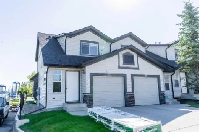 Bright Corner Townhouse in Panorama Hills NW Image# 1