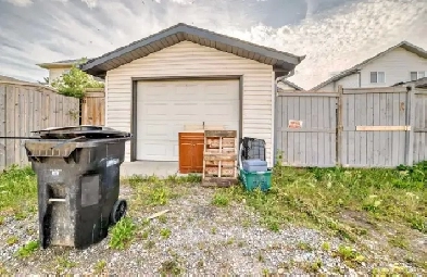 4 bedroom single house with garage Image# 10