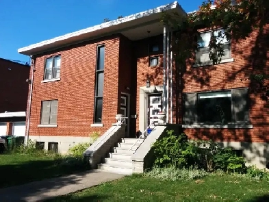 Large private room for rent/Metro Cote-Vertu/Du College Image# 1