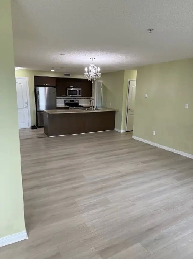 2b/2b plus den in South Terwillegar Image# 1