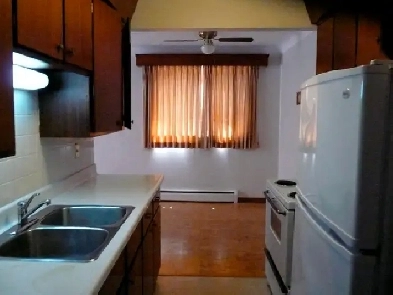 MUST SEE!  Large, bright 1BDRM close to city centre, adult build Image# 1