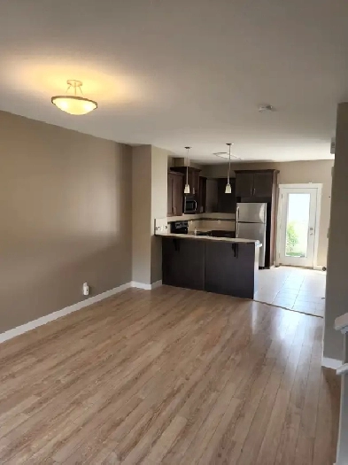 Townhouse in Strathmore - 3 bedroom Image# 4