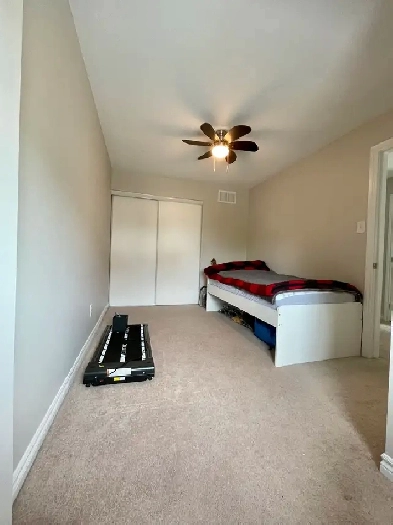 Room for rent in a townhouse Image# 5