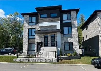 Libre 1er novembre ou avant. Condo de luxe.  51/2 sur 2 étages. Image# 2