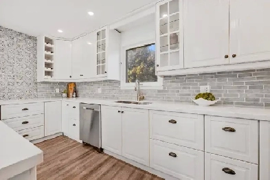 1/4 Acre & Detached Garage...IN TOWN!   4 Bed, 3 Bath Stunner! Image# 10