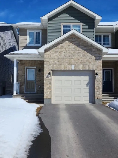 Rent - End unit 3bed 2.5bath town house in Arnprior Image# 5