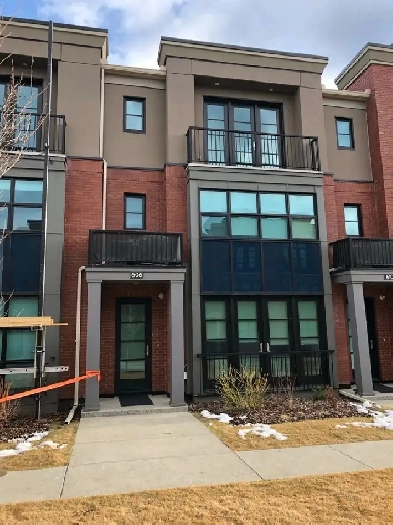 Luxury Townhouse For Rent In Aspen wood Image# 1