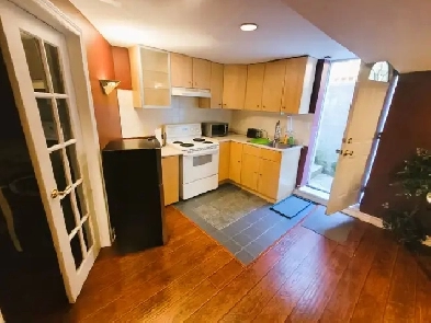 Beautiful Fully Furnished 1-Bed Apartment Clean near Yonge & HW7 Image# 2