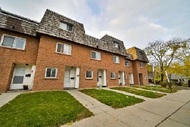 Scarborough West Hill 3 Bed plus den Townhome with covered park Image# 5