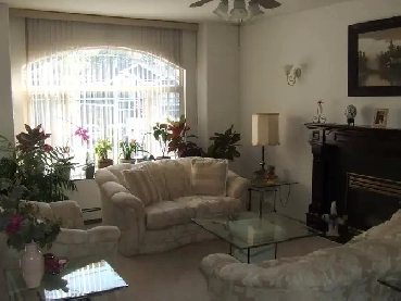 Fabulous House - Bright, Spacious and Conveniently located Image# 11