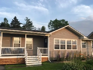 3 bedroom/ 2 bathroom waterfront cottage for rent Image# 1