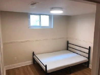 LARGE BRIGHT ROOM NORTH YORK BATHURST AND STEELES NEAR BUS/PLAZA Image# 1