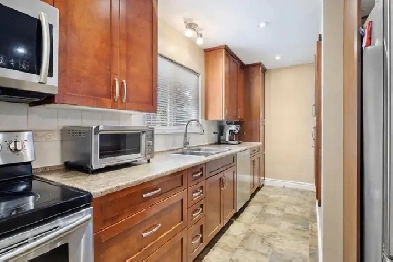 3 bedroom maple ridge upper suite rental Laity Street Image# 10