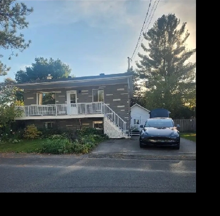 -​4 chambres à coucher spacieuses.-​2 salles de bain complètes. Image# 1