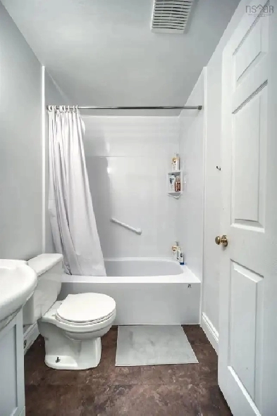 Spacious 1 Bedroom apartment available from 1st November. Image# 1