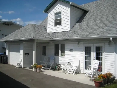 Bright   Spacious Carriage House – Steps to Gyro Beach! ☀️⛱ Image# 5