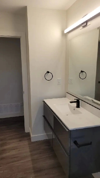 Freshly Remodeled 3 bedroom 1 bath upper floor suite Image# 8