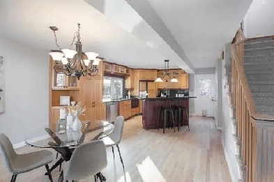 4 Beds 2 Baths Unit(2-3 Parkings) for Rent in Central Newmarket Image# 1