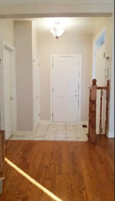 Beautiful 3 Bedroom End Unit Townhouse Silver City Location Image# 1