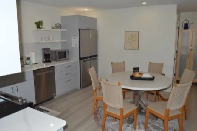 Downtown Collingwood 3bed/2bath Bungalow Image# 3