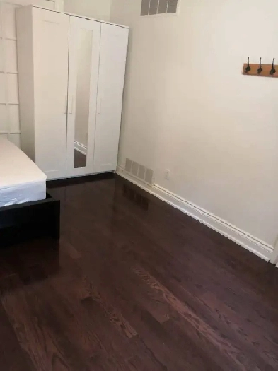 Room with Private Bathroom and Parking Image# 1